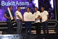 Sebagai wujud terima kasih, PTBA memberi bantuan dump truck dan motor pengangkut sampah untuk Pemerintah Kabupaten Muaraenim senilai Rp 1,2 miliar.