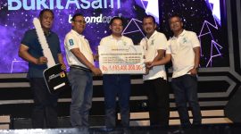 Sebagai wujud terima kasih, PTBA memberi bantuan dump truck dan motor pengangkut sampah untuk Pemerintah Kabupaten Muaraenim senilai Rp 1,2 miliar.