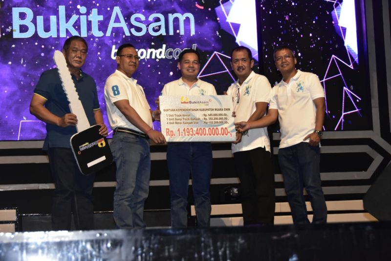 Sebagai wujud terima kasih, PTBA memberi bantuan dump truck dan motor pengangkut sampah untuk Pemerintah Kabupaten Muaraenim senilai Rp 1,2 miliar.