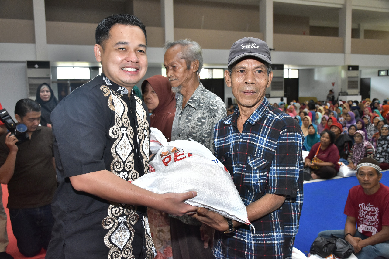 Bukit Asam menggelar acara pembagian sembako untuk masyarakat Ring I Kecamatan Lawang Kidul, Tanjung Agung Kabupaten Muaraenim, Kecamata Merapi Timur Barat Kabupaten Lahat.
