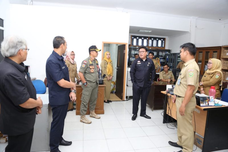 Pasca libur Tahun baru 2020, Sekretaris Daerah (Sekda) Provinsi Sumatera Selatan H Nasrun Umar, Kamis (2/1) pagi melakukan inspeksi mendadak (Sidak) kesejumlah ruangan Biro dan Bagian di lingkungan Sekeretariat Daerah Pemeringtah Provinsi Sumsel.