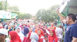 Gubernur Sumsel H Herman Deru menyapa peserta jalan sehat dengan semangat, Minggu (5/1/2020)