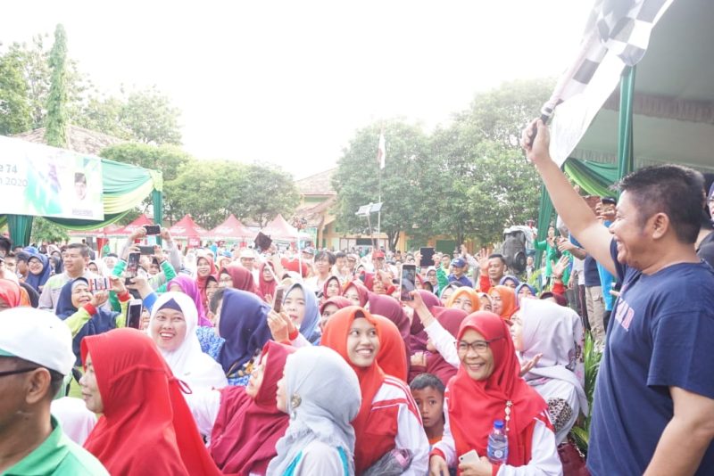 Gubernur Sumsel H Herman Deru menyapa peserta jalan sehat dengan semangat, Minggu (5/1/2020)