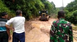 Jalan lintas Lahat-Pagaralam tak dapat dilewati kendaraan. Sebab pada pajar Minggu (5/1/2020), sekitar pukul 5.15 WIB, tanah jalan di jalan lintas Lahat-Pagaralam anjlok. Akibatnya jalan di wilayah itu tak dapat dilalui.