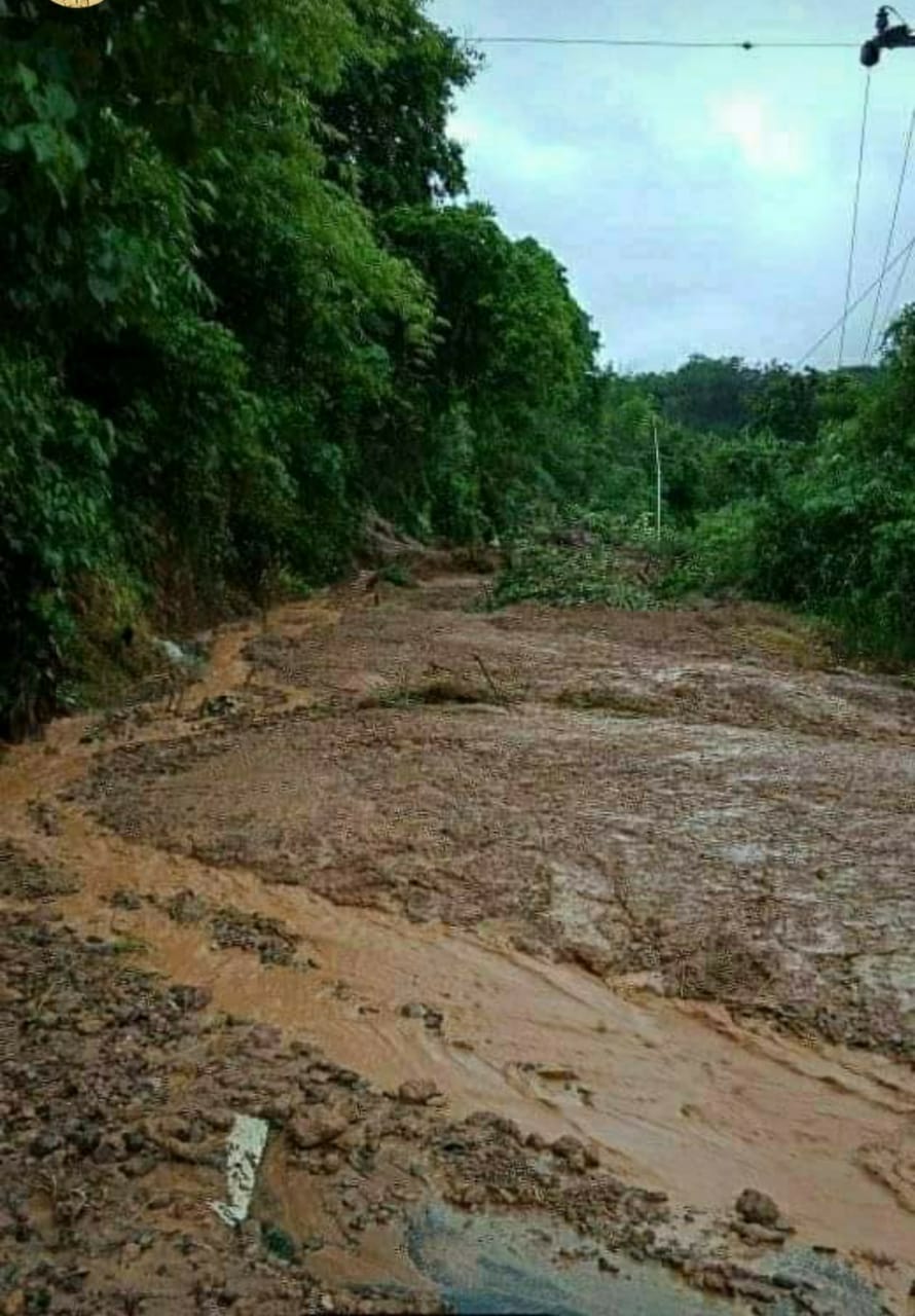 Jalan lintas Lahat-Pagaralam tak dapat dilewati kendaraan. Sebab pada pajar Minggu (5/1/202Jalan lintas Lahat-Pagaralam tertimbun longsoran tanah
