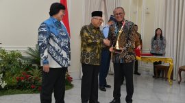 Direktur Utama PT Bukit Asam Tbk Arviyan Arifin, menerima pemberian penghargaan Program Penilaian Peringkat Kinerja Perusahaan (PROPER) katagori Emas. Penghargaan itu langsung diberikan Wakil Presiden KH Ma'ruf Amin, didampingi Menteri Lingkungan Hidup dan Kehutanan, Siti Nurbaya di Istana Wakil Presiden, Rabu (8/1/2020).