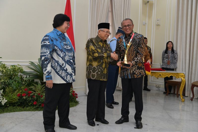 Direktur Utama PT Bukit Asam Tbk Arviyan Arifin, menerima pemberian penghargaan Program Penilaian Peringkat Kinerja Perusahaan (PROPER) katagori Emas. Penghargaan itu langsung diberikan Wakil Presiden KH Ma'ruf Amin, didampingi Menteri Lingkungan Hidup dan Kehutanan, Siti Nurbaya di Istana Wakil Presiden, Rabu (8/1/2020).