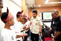 Usai menemani Danis cucunya khitanan di Rumah Sakit RK Charitas, Gubernur Sumsel Herman Deru kembali melanjutkan agenda kerja dengan menerima Forum Pembina Sekolah SepakBola Indonesia Provinsi Sumsel (FOPSSI) sehubungan dengan Road To Final Biskuat Academy 2019, di ruang rapat Gubernur, Kamis (09/01/20).