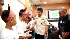 Usai menemani Danis cucunya khitanan di Rumah Sakit RK Charitas, Gubernur Sumsel Herman Deru kembali melanjutkan agenda kerja dengan menerima Forum Pembina Sekolah SepakBola Indonesia Provinsi Sumsel (FOPSSI) sehubungan dengan Road To Final Biskuat Academy 2019, di ruang rapat Gubernur, Kamis (09/01/20).