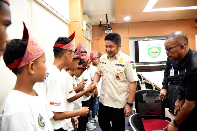 Usai menemani Danis cucunya khitanan di Rumah Sakit RK Charitas, Gubernur Sumsel Herman Deru kembali melanjutkan agenda kerja dengan menerima Forum Pembina Sekolah SepakBola Indonesia Provinsi Sumsel (FOPSSI) sehubungan dengan Road To Final Biskuat Academy 2019, di ruang rapat Gubernur, Kamis (09/01/20).