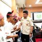Usai menemani Danis cucunya khitanan di Rumah Sakit RK Charitas, Gubernur Sumsel Herman Deru kembali melanjutkan agenda kerja dengan menerima Forum Pembina Sekolah SepakBola Indonesia Provinsi Sumsel (FOPSSI) sehubungan dengan Road To Final Biskuat Academy 2019, di ruang rapat Gubernur, Kamis (09/01/20).