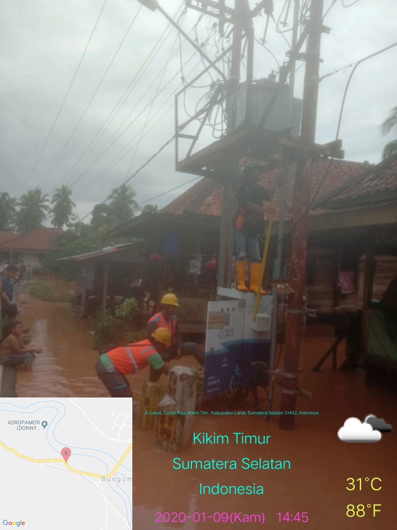 PLN Unit Pelaksana Pelayanan Pelanggan Lahat telah menerjunkan tidak kurang dari 60 personil untuk melakukan manuver jaringan serta melokalisir wilayah padam.