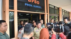 Gubernur Sumsel H Herman Deru tak main-main menyikapi bencana longsor dan banjir yang melanda di Kota Pagaralam dan Kabupaten Lahat sejak Kamis dinihari. Untuk memastikan keamanan warganya, Ia langsung menginstruksikan BPBD untuk mengecek langsung ke lokasi malam ini juga, Kamis (9/12/20).