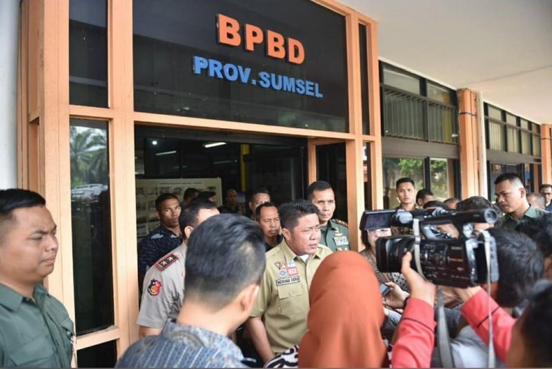 Gubernur Sumsel H Herman Deru tak main-main menyikapi bencana longsor dan banjir yang melanda di Kota Pagaralam dan Kabupaten Lahat sejak Kamis dinihari. Untuk memastikan keamanan warganya, Ia langsung menginstruksikan BPBD untuk mengecek langsung ke lokasi malam ini juga, Kamis (9/12/20).