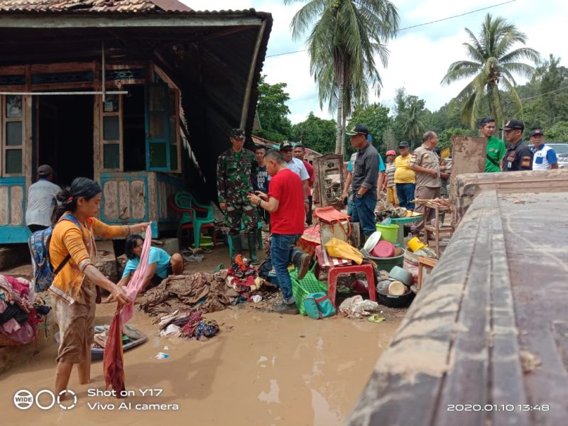 Sehari setelah diterjang banjir bandang, masyarakat di berbagai desa di Kecamatan Kikim Area mulai berbenah dan memperbaiki rumahnya.  Dari pantauan awak media, Jumat (10/01) di Desa Gunung Kembang, Muara Danau,Tanda Raja dan Patikal Baru Kecamatan Kikim Timur Kabupaten Lahat.