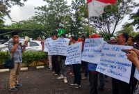 Puluhan massa yang tergabung dalam Sriwijaya Corruption Watch (SCW), mendatangi Kejaksaan Tinggi Sumsel. Aksi tersebut mendesak Kejati untuk mengusut dan membentuk tim guna menelusuri kejanggalan dari penggunaan dana Bos tahun 2019 di SMPN 18 Palembang.