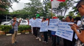 Puluhan massa yang tergabung dalam Sriwijaya Corruption Watch (SCW), mendatangi Kejaksaan Tinggi Sumsel. Aksi tersebut mendesak Kejati untuk mengusut dan membentuk tim guna menelusuri kejanggalan dari penggunaan dana Bos tahun 2019 di SMPN 18 Palembang.