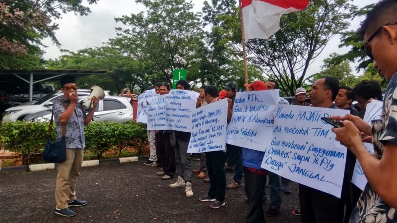 Puluhan massa yang tergabung dalam Sriwijaya Corruption Watch (SCW), mendatangi Kejaksaan Tinggi Sumsel. Aksi tersebut mendesak Kejati untuk mengusut dan membentuk tim guna menelusuri kejanggalan dari penggunaan dana Bos tahun 2019 di SMPN 18 Palembang.