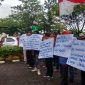 Puluhan massa yang tergabung dalam Sriwijaya Corruption Watch (SCW), mendatangi Kejaksaan Tinggi Sumsel. Aksi tersebut mendesak Kejati untuk mengusut dan membentuk tim guna menelusuri kejanggalan dari penggunaan dana Bos tahun 2019 di SMPN 18 Palembang.