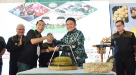 Gubernur Sumsel H Herman Deru selalu tak kehabisan cara membuat acara-acara yang kerap dihadirinya menjadi lebih semarak. Tak terkecuali pada pembukaan Festival Buah dan Pertanian Unggulan III yang digelar Himpunan Alumni IPB Sumsel, di halaman Griya Agung Sabtu (11/1/20) pagi.