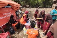 Sabtu (11/01) 8 Relawan Rumah Zakat Action membantu warga korban banjir bandang di desa Gunung Kembang, Kecamatan Kikim Timur, Kabupaten Lahat.