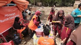 Sabtu (11/01) 8 Relawan Rumah Zakat Action membantu warga korban banjir bandang di desa Gunung Kembang, Kecamatan Kikim Timur, Kabupaten Lahat.