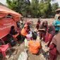 Sabtu (11/01) 8 Relawan Rumah Zakat Action membantu warga korban banjir bandang di desa Gunung Kembang, Kecamatan Kikim Timur, Kabupaten Lahat.