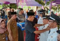 Wakil Bupati Kabupaten OKI, H. M. Djakfar Shodiq melantik tujuh kepala desa di desa Pangarayan, kecamatan Tanjung Lubuk, Senin (13/1/2020)