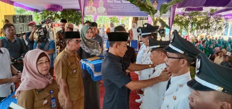Wakil Bupati Kabupaten OKI, H. M. Djakfar Shodiq melantik tujuh kepala desa di desa Pangarayan, kecamatan Tanjung Lubuk, Senin (13/1/2020)