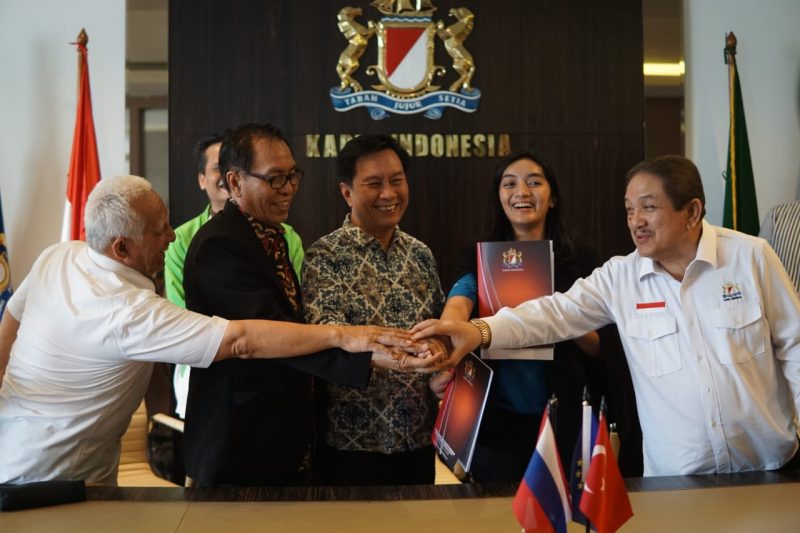 Acara pencanangan Program UMKM Naik kelas, yang dicanangkan oleh Ketua Umum Kadin Indonesia Eddy Ganefo, juga didamping Dr Benny Pasaribu (Wakil Ketua Umum Kadin Indonesia Bidang Pertanian & Agro), Drs. Yockie M Hutagalung, MM (Wakil Ketua Umum Kadin Indonesia Bidang UMKM), segenap Pengurus Kadin Indonesia Pusat dan Daerah, serta pelaku usaha UMKM.