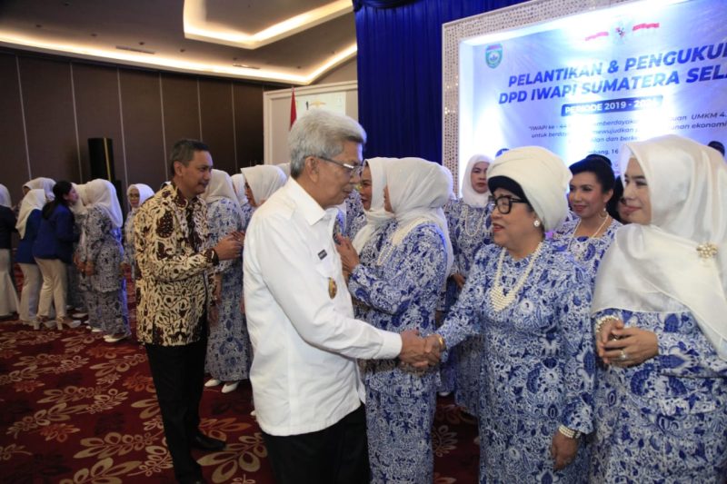 Wakil Gubernur Sumatera Selatan Ir H Mawardi Yahya menyaksikan Pelantikan dan pengukuhan DPD IWAPI Sumsel periode 2019-2024 di Hotel Baston Palembang, Kamis (16/1/20).
