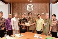 Ketua MPR RI, Bambang Soesatyo menerima kunjungan pengurus Perhimpunan Kebun Binatang Seluruh Indonesia (PKBSI), di Ruang Kerja Ketua MPR RI, Jakarta, Kamis (16/1/20).