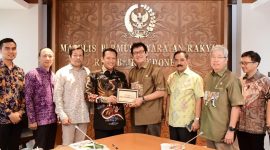 Ketua MPR RI, Bambang Soesatyo menerima kunjungan pengurus Perhimpunan Kebun Binatang Seluruh Indonesia (PKBSI), di Ruang Kerja Ketua MPR RI, Jakarta, Kamis (16/1/20).