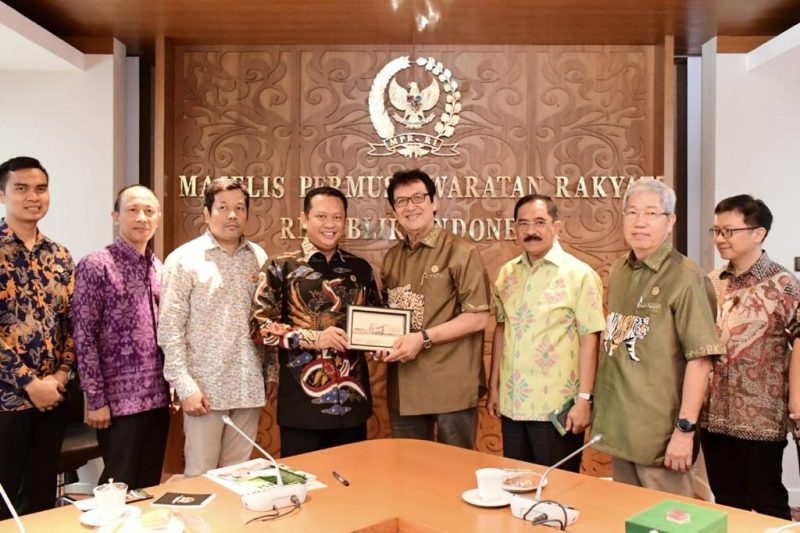 Ketua MPR RI, Bambang Soesatyo menerima kunjungan pengurus Perhimpunan Kebun Binatang Seluruh Indonesia (PKBSI), di Ruang Kerja Ketua MPR RI, Jakarta, Kamis (16/1/20).