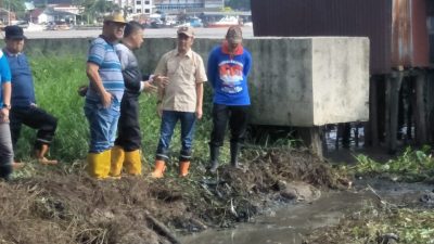 Sekda Kota Palembang, Drs Ratu Dewa MSi bersama warga melakukan gotong royong guna mebersihkan aliran sungai kangkang yang tersumbat, Minggu (19/01/2020)