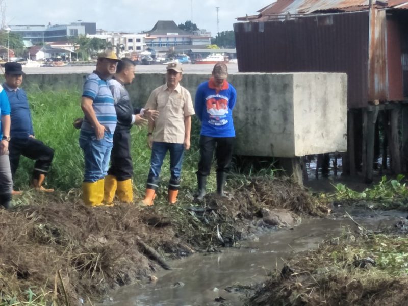 Sekda Kota Palembang, Drs Ratu Dewa MSi bersama warga melakukan gotong royong guna mebersihkan aliran sungai kangkang yang tersumbat, Minggu (19/01/2020)