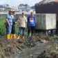 Sekda Kota Palembang, Drs Ratu Dewa MSi bersama warga melakukan gotong royong guna mebersihkan aliran sungai kangkang yang tersumbat, Minggu (19/01/2020)