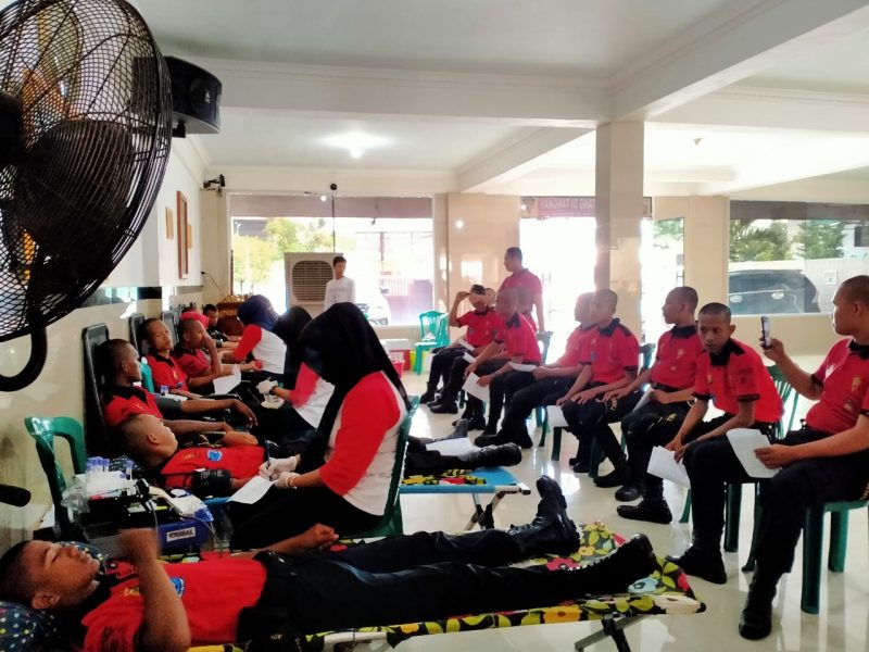 HUT Satpam ke-39, PT Tangkas menggelar aksi donor darah. Giat diikuti puluhan bahkan mencapai ratusan persnonil security melakukan donor darah, bertempat di jalan Jendral Basuki Rachmad, Minggu (19/01/2020).