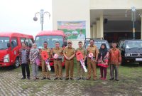 Bupati Ogan Ilir HM Ilyas Panji Alam, Serahkan 4 Unit mobil Pick Up Mitsubishi dan Mobil Microbus kepada warga Ogan Ilir, Senin (20/01/2020).