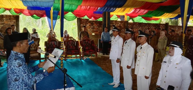 Wakil Bupati (Wabup) Ogan Komering Ilir (OKI), HM Djakfar Shodiq melantik Kades hasil Pilkades serentak 2019 di Kecamatan Jejawi, OKI, Senin (20/01/2020)