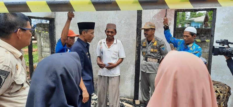 Wakil Bupati OKI, HM Djakfar Shodiq mengunjungi keluarga Jamudin (57) tahun korban kebakaran di Desa Lebung Batang Kecamatan Pangkalanlampam OKI beberapa hari lalu