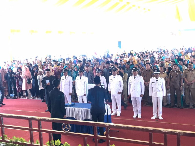 Wakil Bupati OKI, HM Djakfar Shodiq saat melantik kepala desa terpilih di Kecamatan Pangkalan Lampam dan Pampangan, Selasa, (21/1/2020).