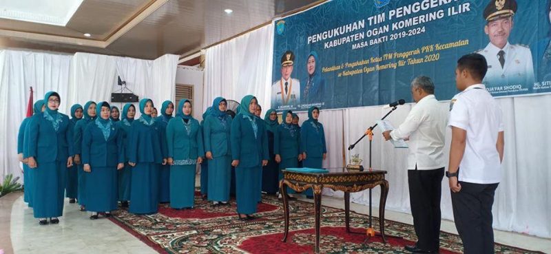 Bupati OKI, H Iskandar pada acara Pengukuhan TP PKK OKI Masa Bakti 2019-2024 serta Pelantikan & Pengukuhan TP PKK Kecamatan se-Kabupaten OKI Tahun 2020 di Pendopoan Kab. OKI, Rabu (22/01/2020)