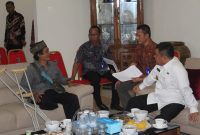 Bupati Ogan Ilir, HM Ilyas Panji Alam mendengarkan keluhan warganya bernama Habri, Jumat (24/01/2020)