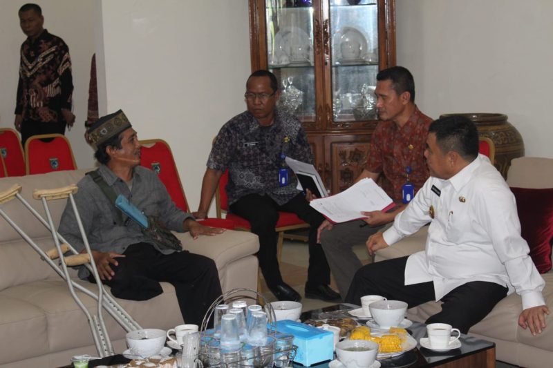 Bupati Ogan Ilir, HM Ilyas Panji Alam mendengarkan keluhan warganya bernama Habri, Jumat (24/01/2020)