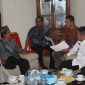Bupati Ogan Ilir, HM Ilyas Panji Alam mendengarkan keluhan warganya bernama Habri, Jumat (24/01/2020)