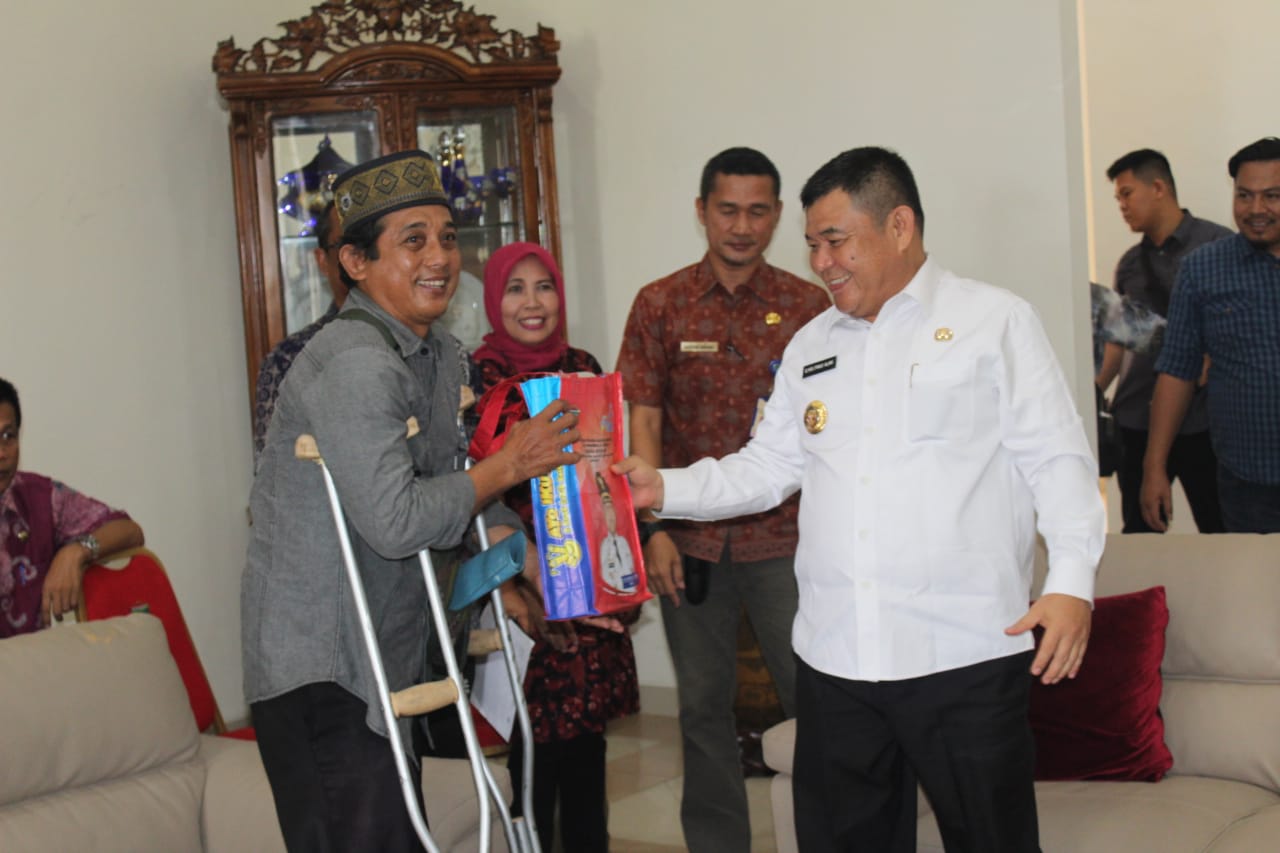 Bupati Ogan Ilir, HM Ilyas Panji Alam memberikan bantuan kepada warganya bernama Habri.