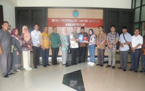 Sekretariat Dewan Perwakilan Rakyat Daerah Kabupaten Ogan Ilir menerima kunjungan Unsur Pimpinan dan Anggota Komisi I DPRD Kabupaten Sarolangun yang diterima Sekretaris DPRD Kab. Ogan Ilir Mukhsinah melalui Kepala Bagian Humas & Protokol Sekretariat DPRD Yuniarti didampingi Kasubag Protokol Hj Saadah AN.