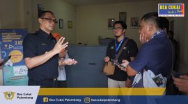 Kepala Kantor Beacukai Palembang Abdul Harris bersama Kasi PLI Dwi Harmanto mengunjungi Kantor Pos Lalu Bea yang terletak di Jalan Merdeka Palembang, Rabu (15/01/2020).