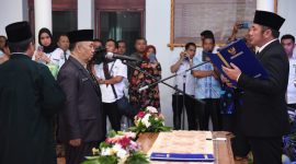 Gubernur Sumsel H Herman Deru melantik sekaligus mengambil sumpah jabatan Kepala Perwakilan BKKBN Provinsi Sumsel, Novian Andusti, di Griya Agung, Rabu (29/1/2020)